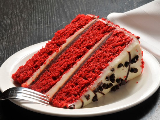 Кусок красного торта