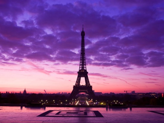 Эйфелева башня в фиолетовых тонах